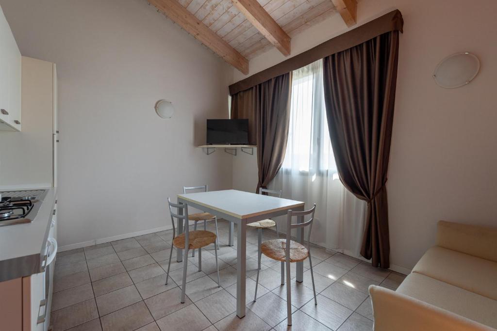 Kuchyň nebo kuchyňský kout v ubytování Hotel Maranello Village