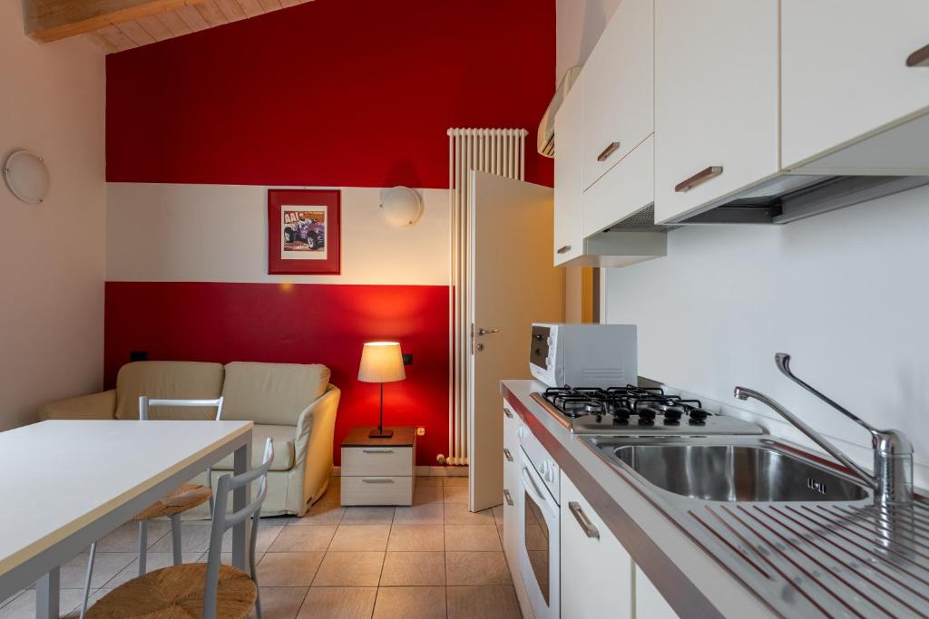 Kuchyň nebo kuchyňský kout v ubytování Hotel Maranello Village