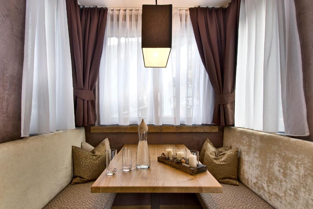 Posezení v ubytování PETE Alpine Boutique Hotel - klein und fein - Private SPA Suiten und Zimmer