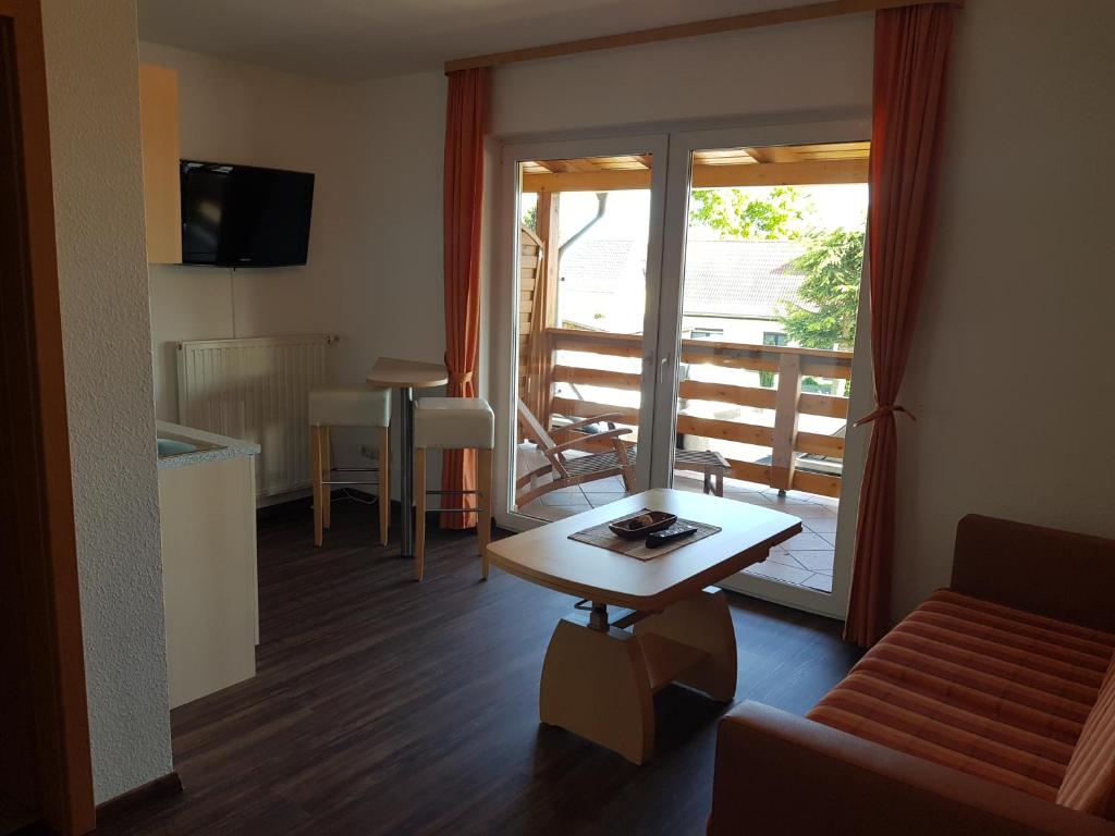 TV a/nebo společenská místnost v ubytování Land-gut-Hotel Seeblick