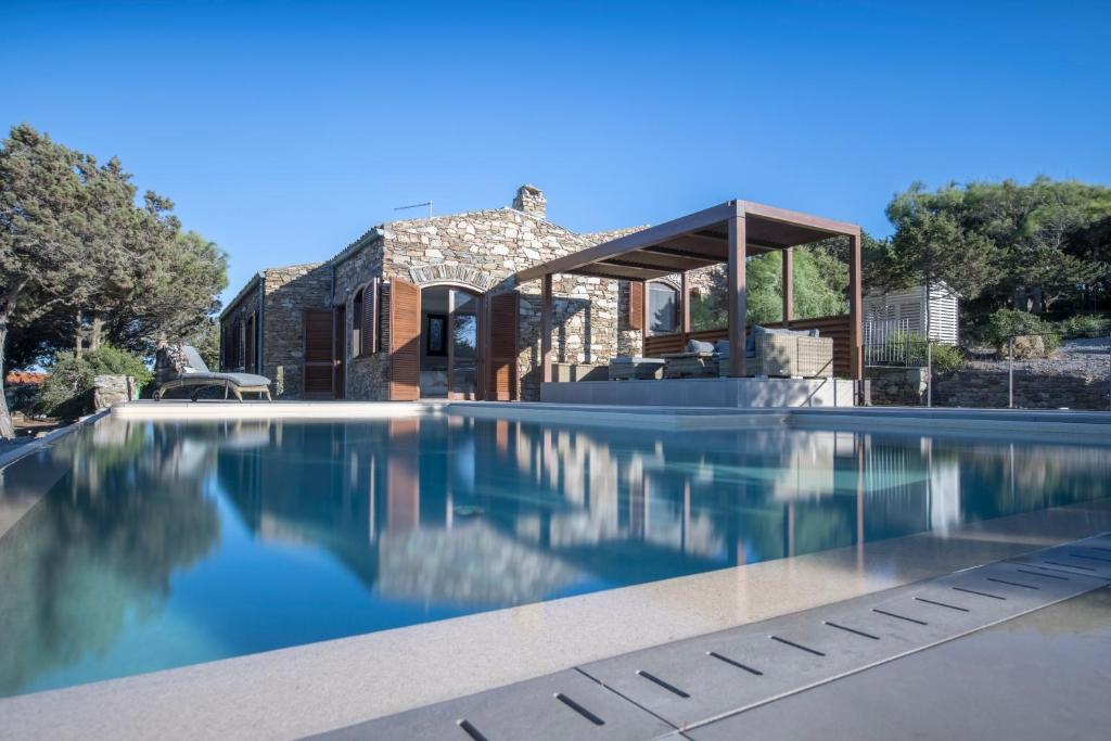une piscine devant une maison dans l'établissement Villa Tellus, à Stintino