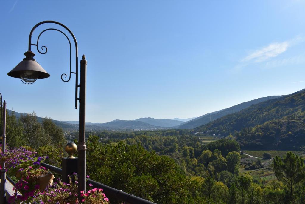 una luz de la calle y vistas a un valle en Complejo Hostelero Paladium en Villamartín