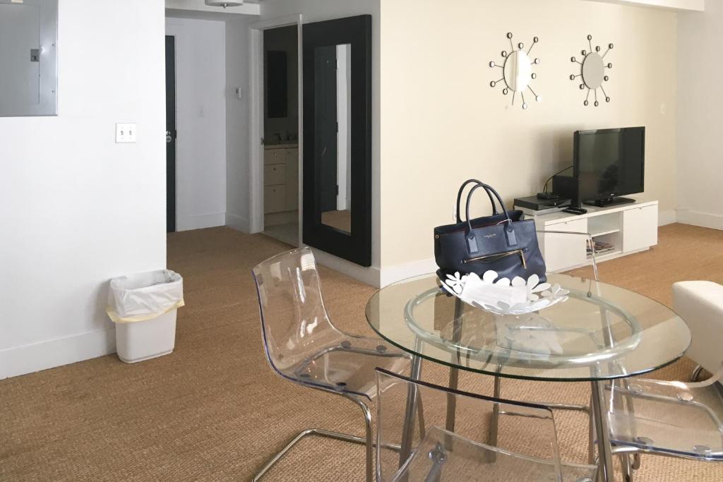 een kamer met een glazen tafel en 2 stoelen bij The Carlyle 3G in Miami Beach