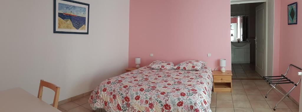 um quarto com uma cama com almofadas em Village de Vie em Saint-Vaury