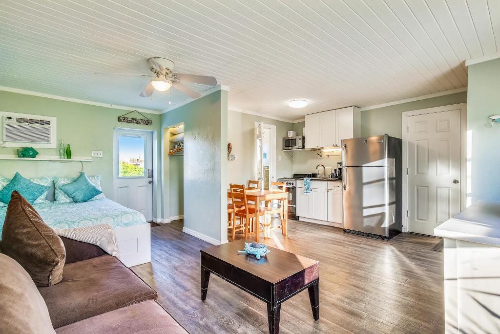een woonkamer en een keuken met een bank en een tafel bij Fishermans Bungalow Hideaway in Conch Key