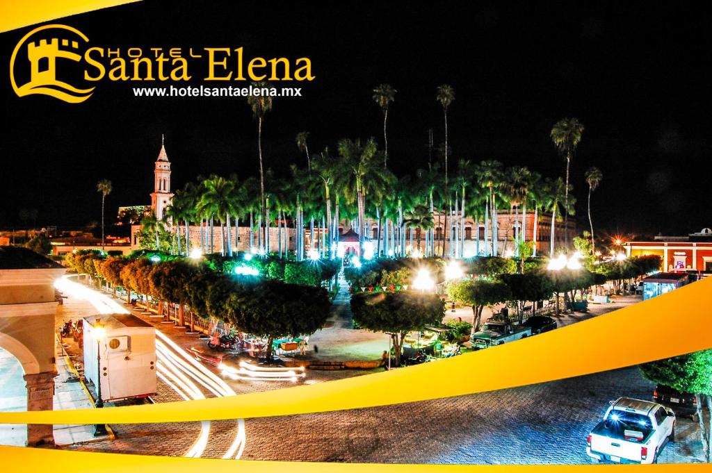- Vistas a la ciudad por la noche con palmeras en Hotel Santa Elena, en El Fuerte