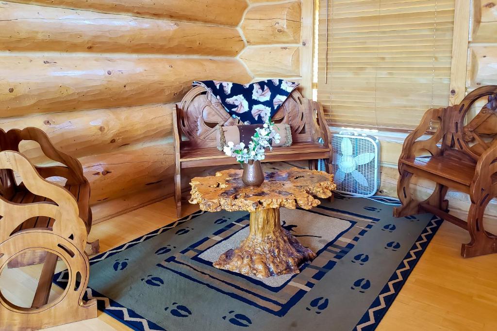 a living room with a table in a log cabin at Sunflower Lodge in Pagosa Springs
