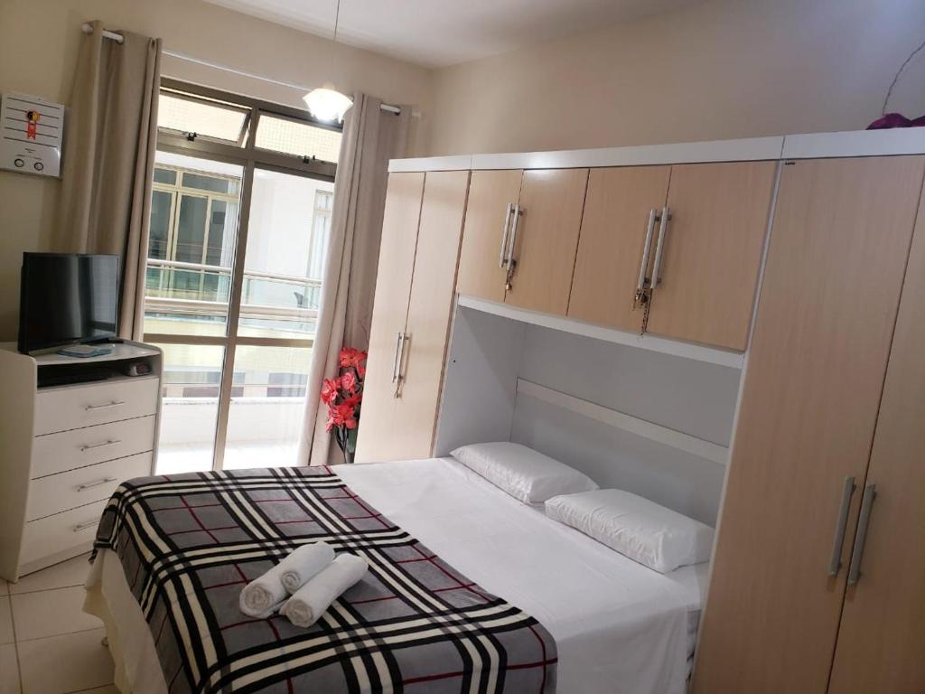 um quarto com uma cama com duas toalhas em Lindo e seguro apartamento na Praia do Forte! em Cabo Frio