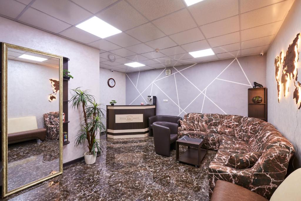 a waiting room with a couch and a mirror at Хостел Perron in Kharkiv