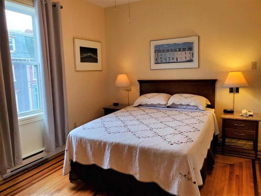 Een bed of bedden in een kamer bij Gower Guest House