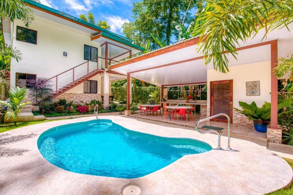 a swimming pool in the backyard of a house at AroCocles (Victoria) in Cocles