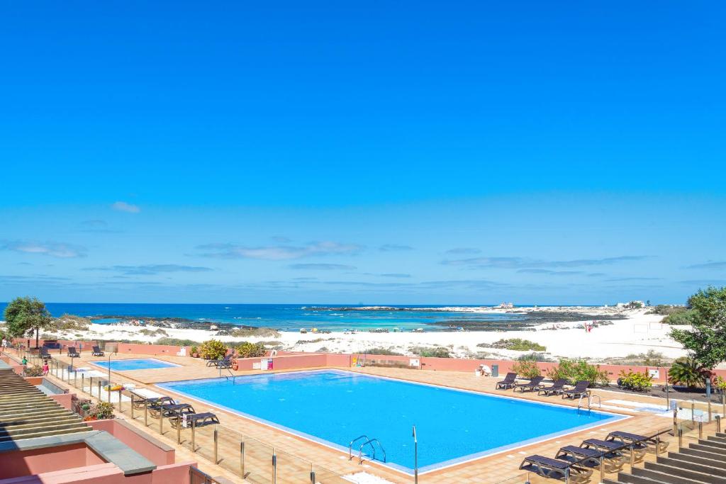 a view of a swimming pool and the beach at Atlantic House Cotillo in Cotillo