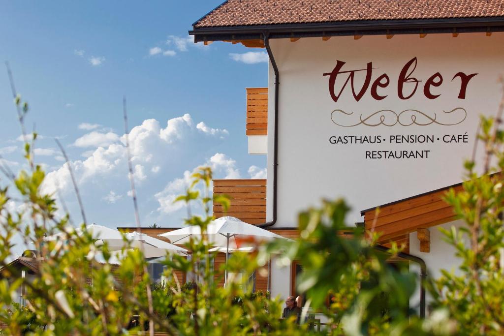 una señal de bienvenida para un restaurante en Gasthof Weber en Petersberg