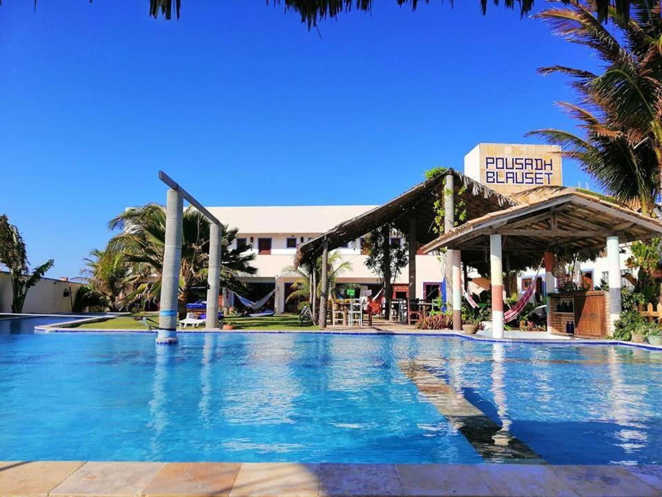 uma piscina no hotel buffet britânico em Hotel Pousada Blauset em Taíba