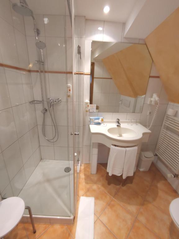 Koupelna v ubytování AKZENT Hotel Berg's Alte Bauernschänke- Wellness und Wein