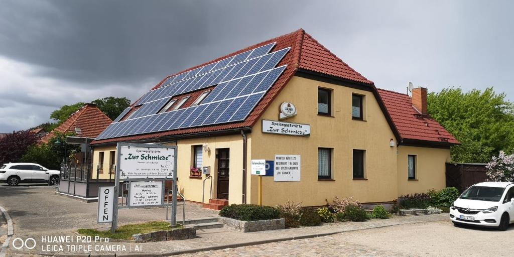 een gebouw met zonnepanelen op het dak bij Ferienwohnung Vietgest in Vietgest