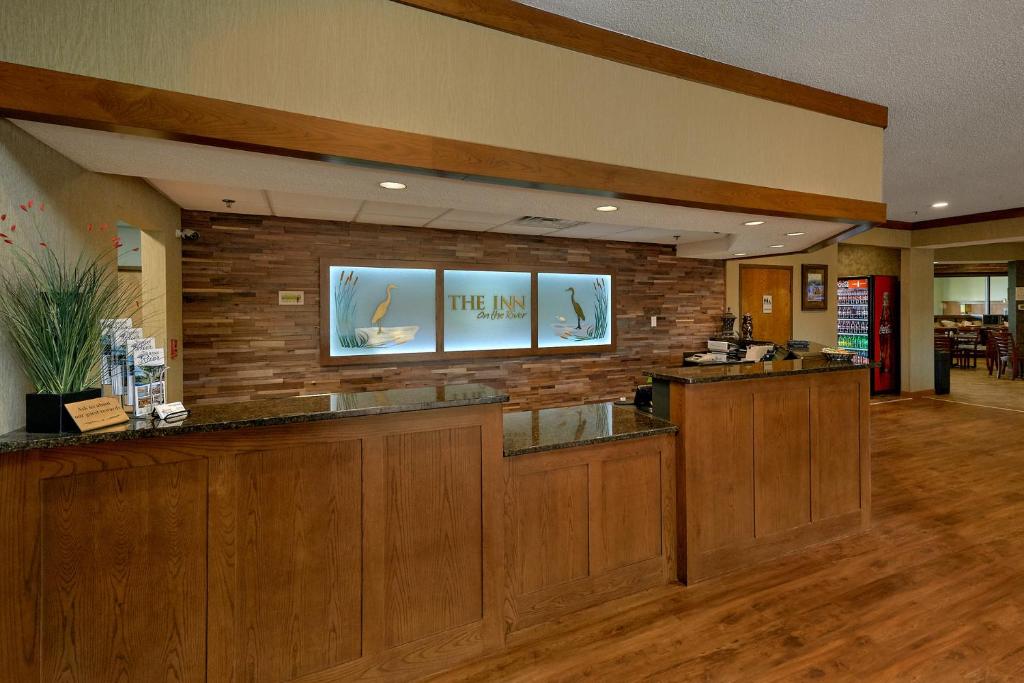 a restaurant with a bar with a tv on the wall at The Inn On The River in Pigeon Forge