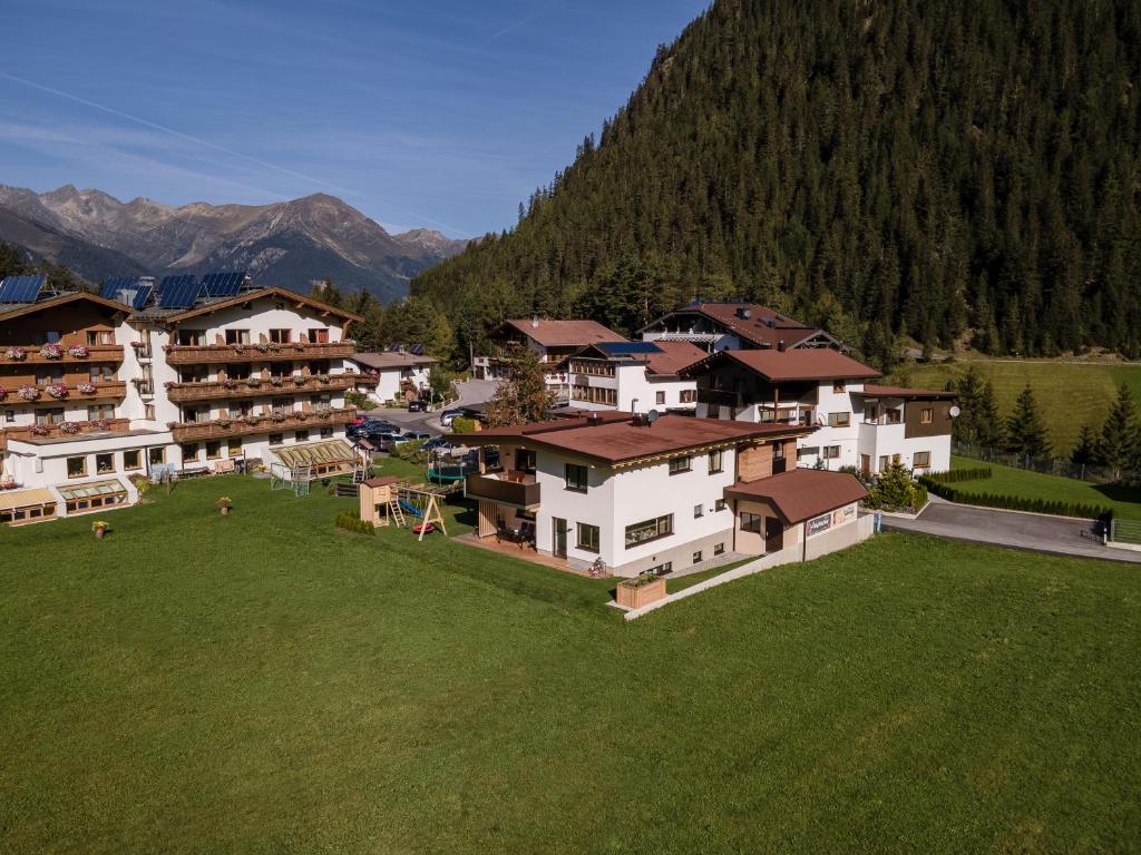 una vista aerea di un resort in montagna di Apart Anemone a Niederthai