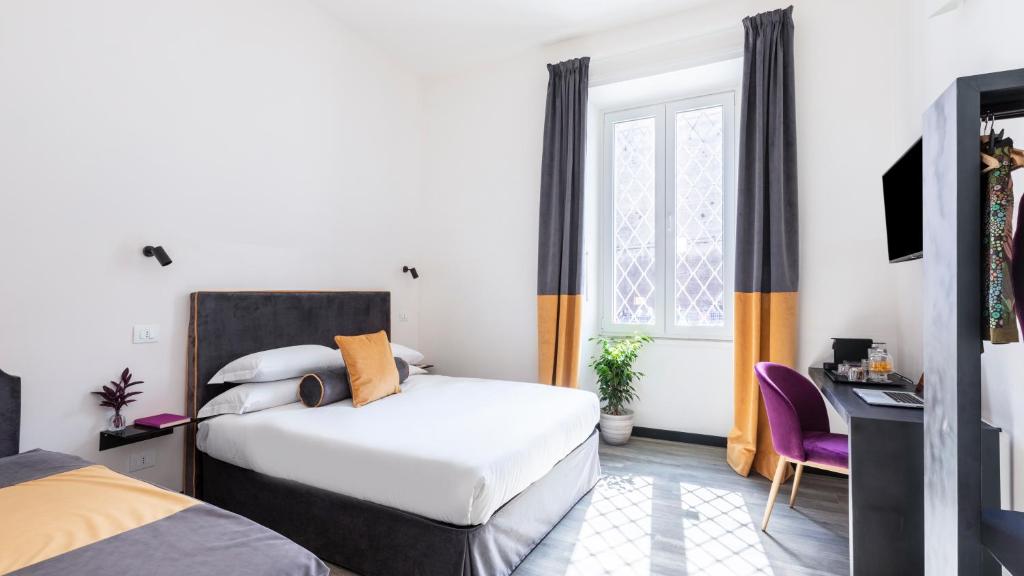 ein Hotelzimmer mit 2 Betten und einem Schreibtisch in der Unterkunft Residenza Vaticano in Rom