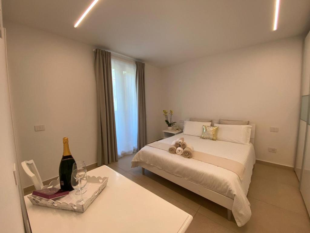 a bedroom with a bed and a bottle of wine at B&B Am Gardasee blick in Limone sul Garda