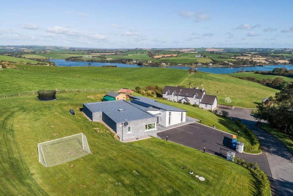 una vista aérea de una casa en un campo verde en River views,Kinsale, Exquisite holiday homes, Sleeps 26 en Cork