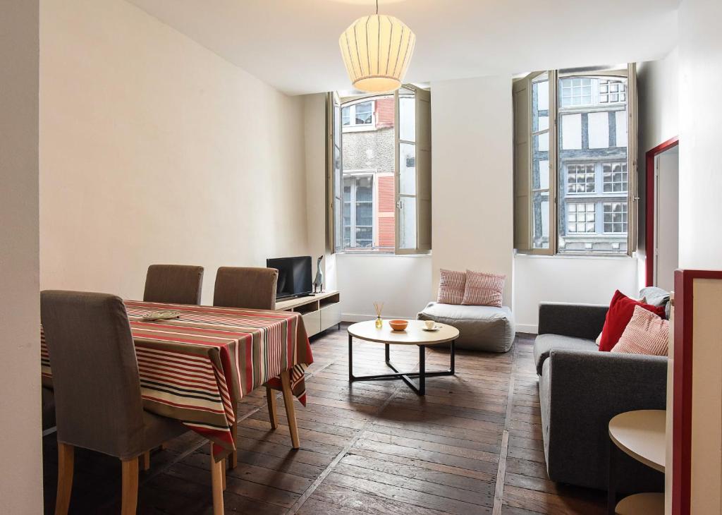 una sala de estar con una mesa y un sofá en Bayonne en plein cœur Centre Historique 2 chambres, en Bayona