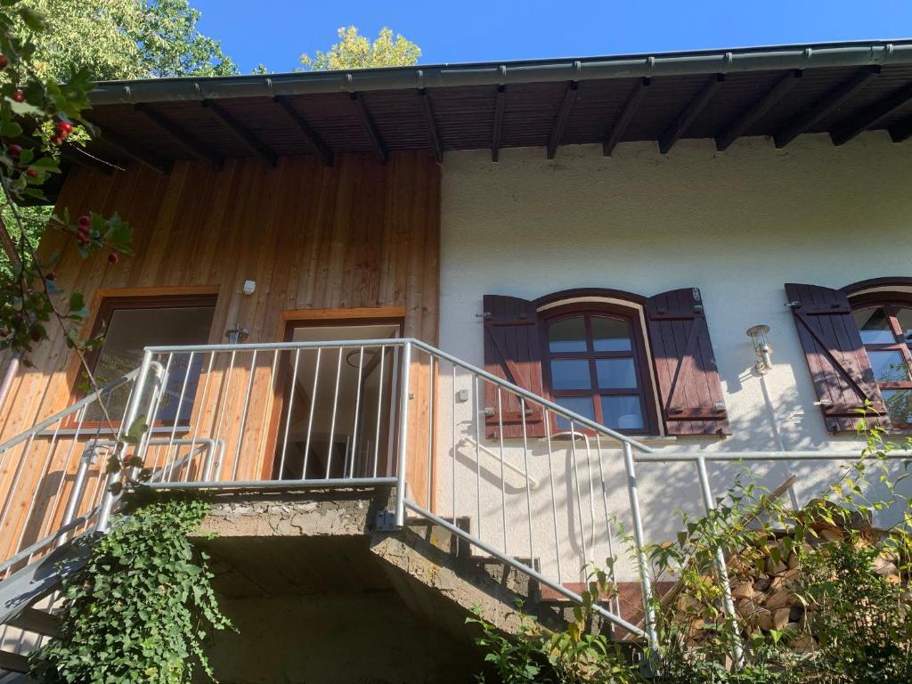 un escalier menant à une maison avec rampe dans l'établissement Waldhaus Sommerau, à Sommerau