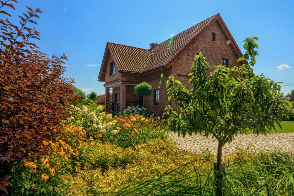 una casa con un jardín delante de ella en Jerzwałd 14, en Jerzwałd