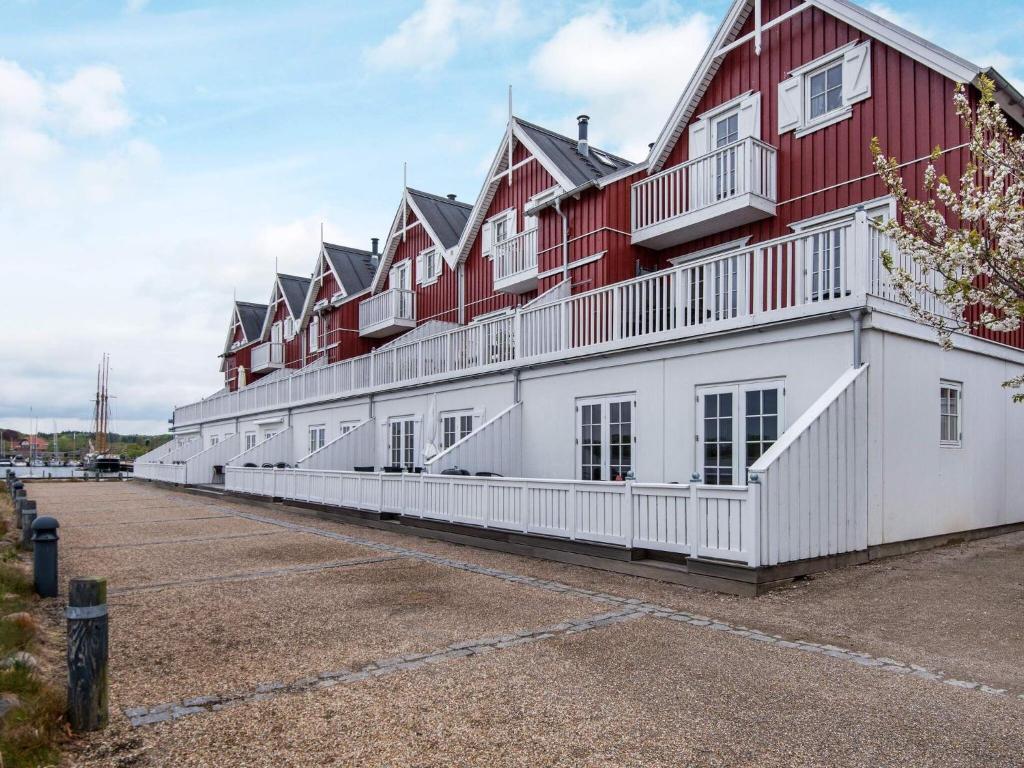 un gran edificio rojo y blanco con muchas ventanas en Holiday home Gråsten LXVIII, en Gråsten