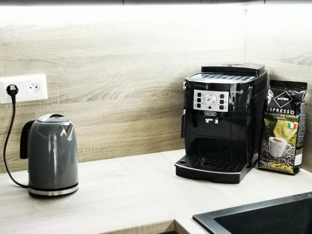 Příslušenství pro přípravu čaje a kávy v ubytování Apartmán Mlýnská Strouha