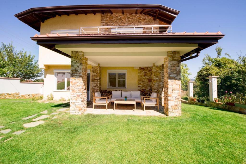 Casa con patio con techo en Villa Detelina en Sapareva Banya