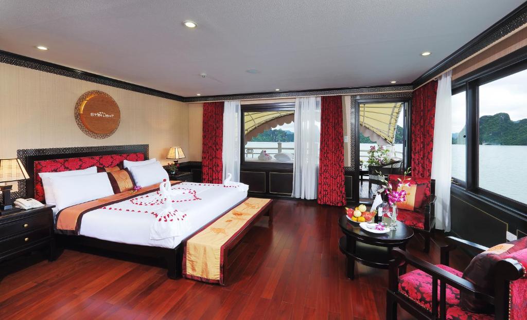 Giường trong phòng chung tại Starlight Cruise