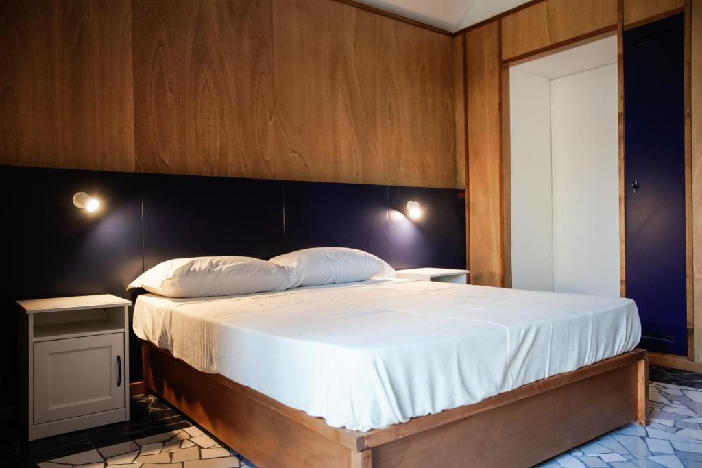 Cama o camas de una habitación en NAP Hostel Spaccanapoli