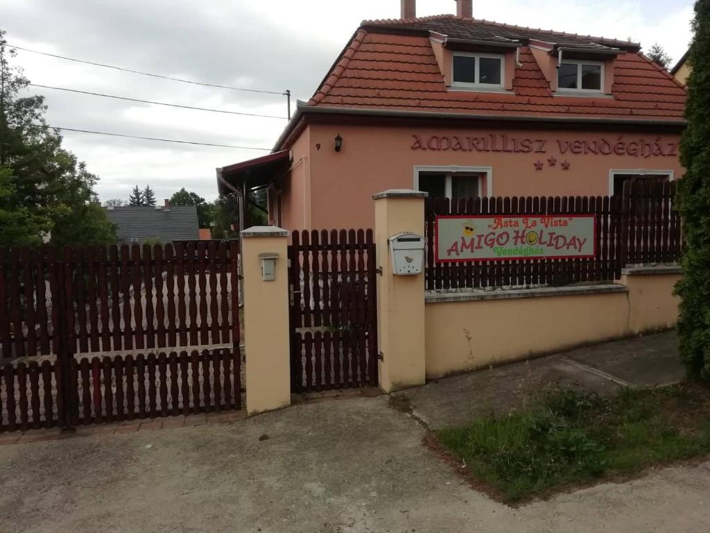 米栩克艾塔波卡的住宿－ASTA LA VISTA Vendégház，一座有栅栏和标志的房子