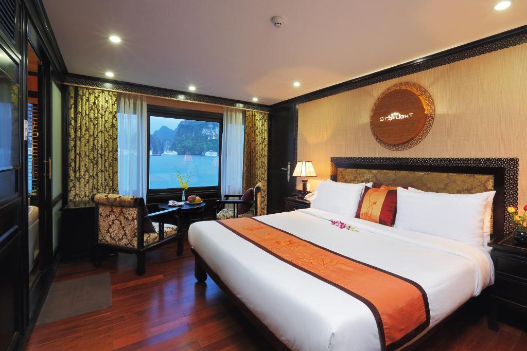 Giường trong phòng chung tại Starlight Cruise