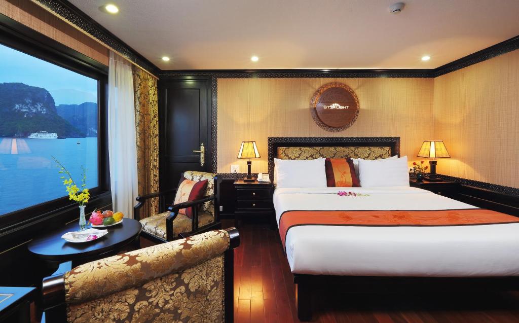 Giường trong phòng chung tại Starlight Cruise