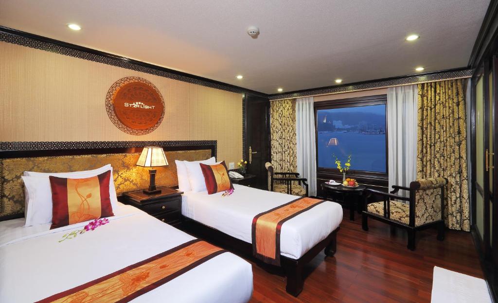 Giường trong phòng chung tại Starlight Cruise