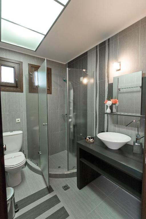 łazienka z toaletą, umywalką i prysznicem w obiekcie Iberis Hotel w mieście Siátista