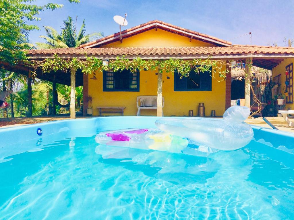 een opblaasbaar zwembad in een achtertuin met een huis bij MEU PEDACINHO DO CÉU um lugar para se desconectar in São Francisco Xavier