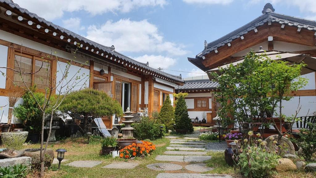 una casa con un jardín delante de ella en Dorandoran Guesthouse en Gyeongju