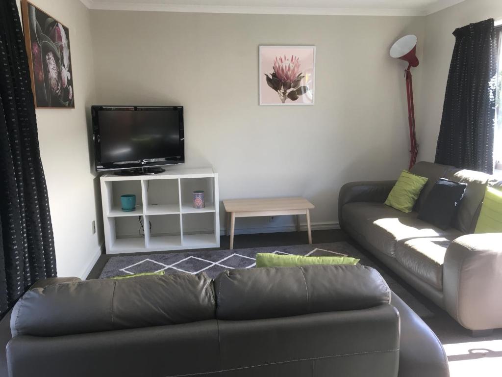 TV a/nebo společenská místnost v ubytování Kauri Motel on Riccarton