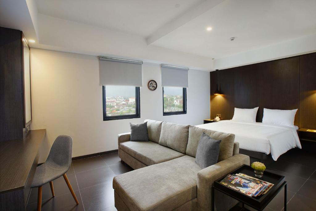 Postel nebo postele na pokoji v ubytování Malioboro Prime Hotel
