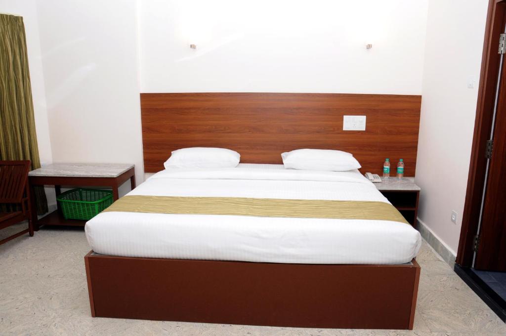 Postel nebo postele na pokoji v ubytování Sreeparthi Hotel