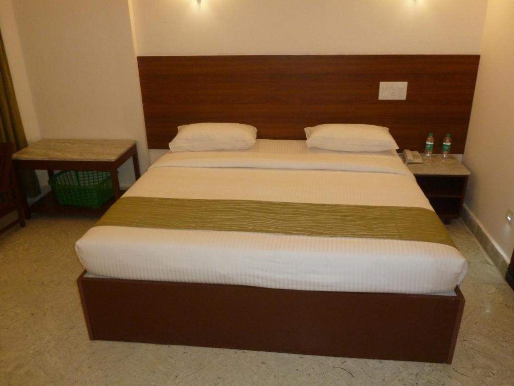 Postel nebo postele na pokoji v ubytování Sreeparthi Hotel