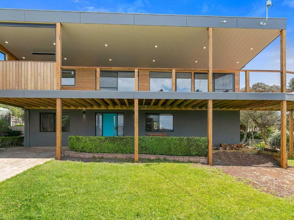 an exterior view of a house with a yard at Waikiki Views in Smiths Beach