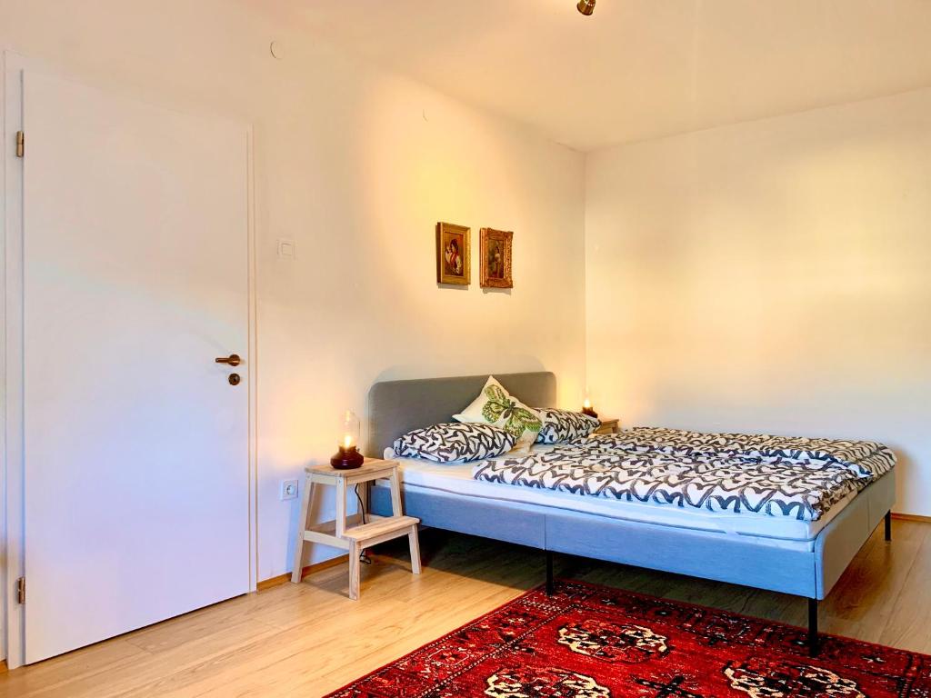 a bedroom with a bed and a small table at Elegant City Apartment - by Nahuen Suites in Graz