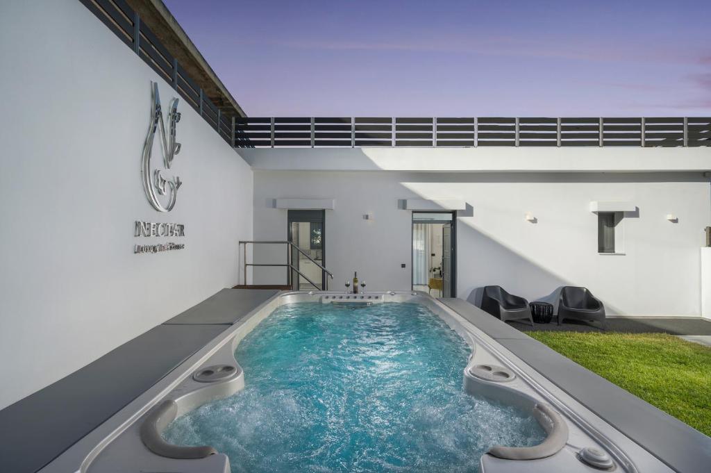 - une piscine au milieu d'une maison dans l'établissement Nectar Luxury Residence, à Kíssamos