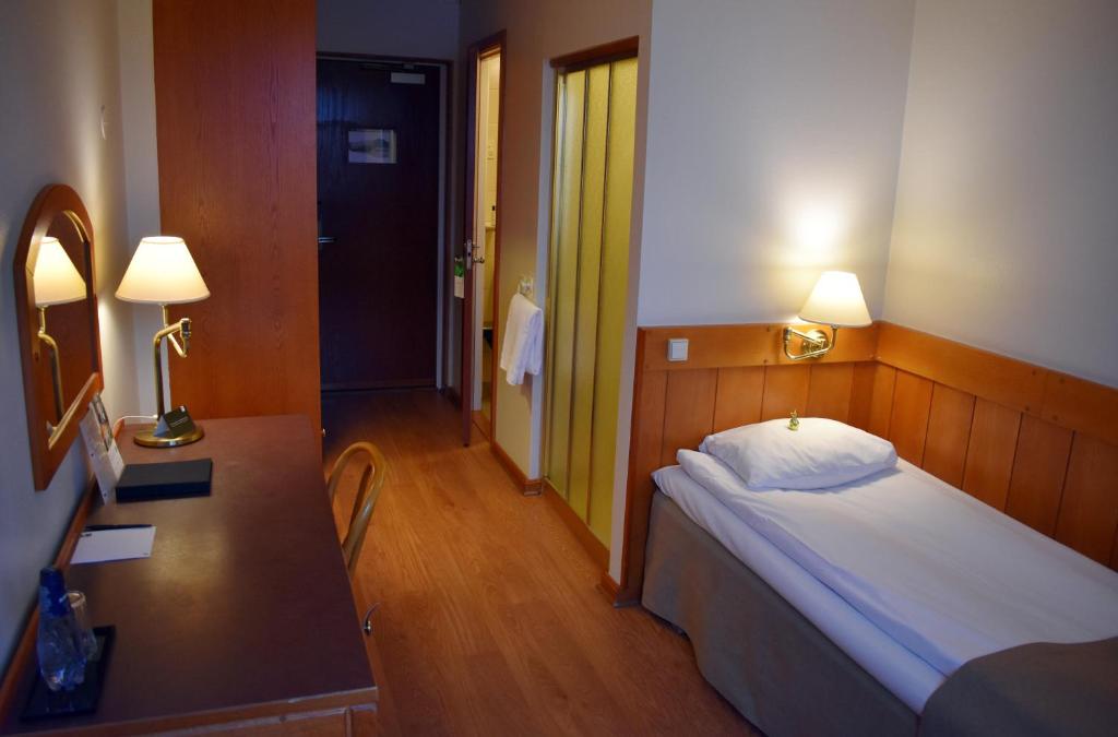Postel nebo postele na pokoji v ubytování First Hotel Bengtsfors
