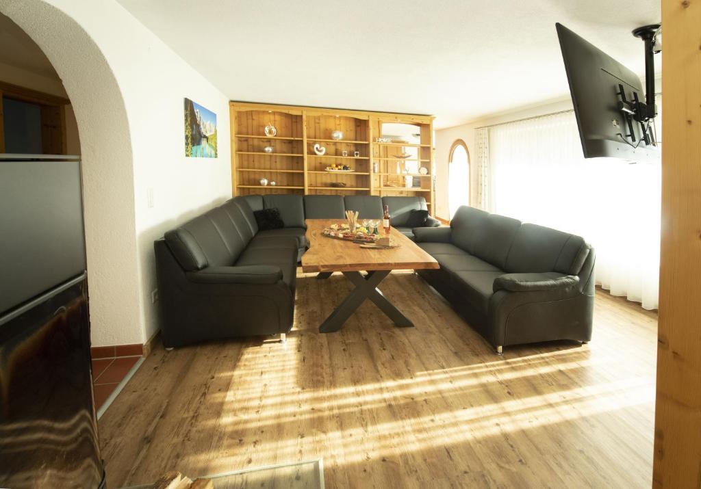 Televízia a/alebo spoločenská miestnosť v ubytovaní Alpchalet Tirol