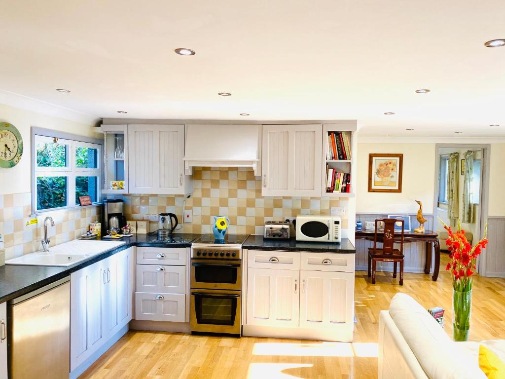 柏傑斯希爾的住宿－Amber Lodge Hickstead-A，厨房配有白色橱柜和台面